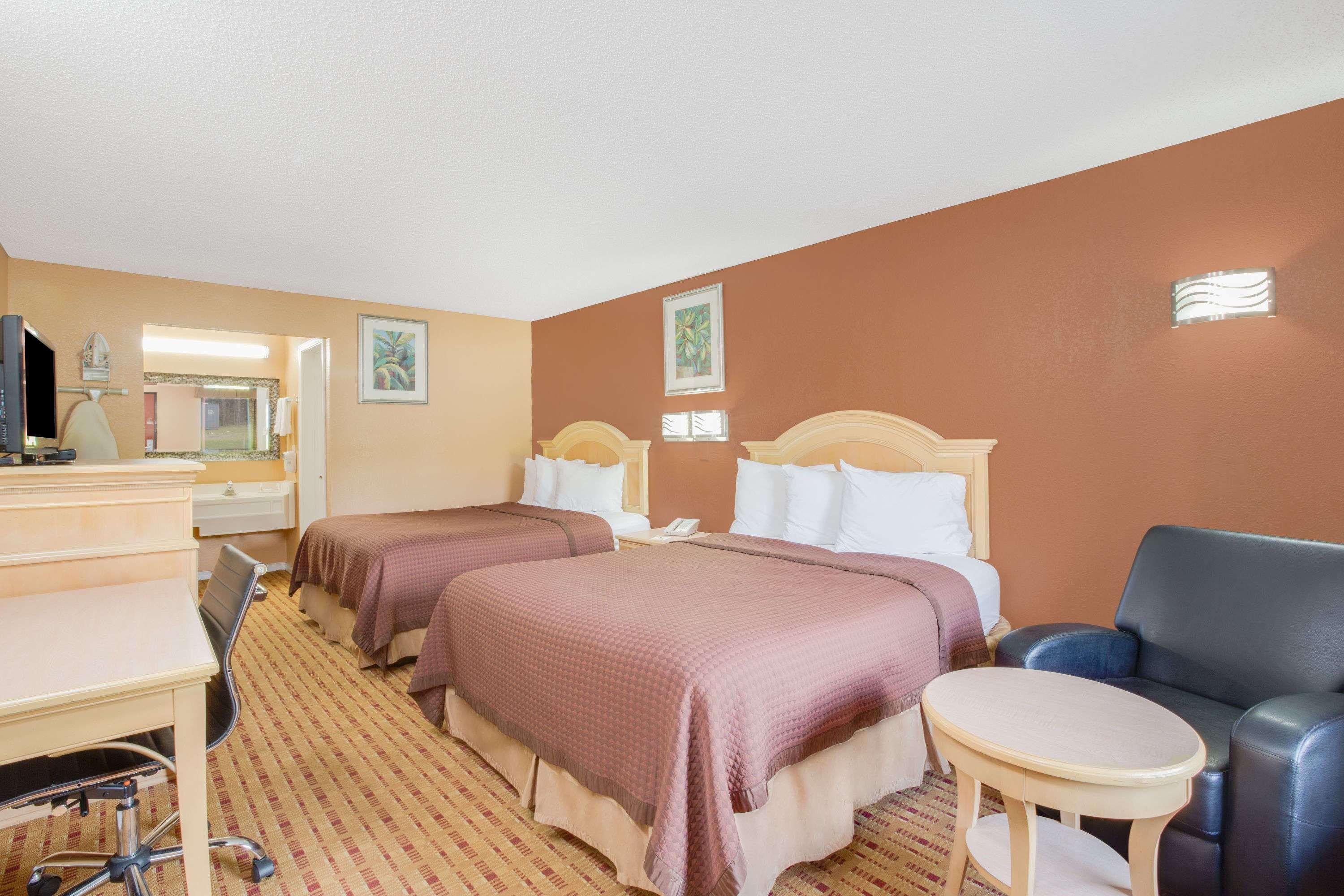 Columbus Inn And Suites Zewnętrze zdjęcie